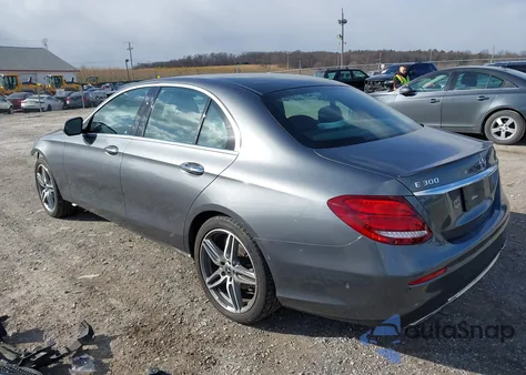 2018 Mercedes-Benz E 300 4Matic z USA, uszkodzony, nr VIN WDDZF4KB8JA444837